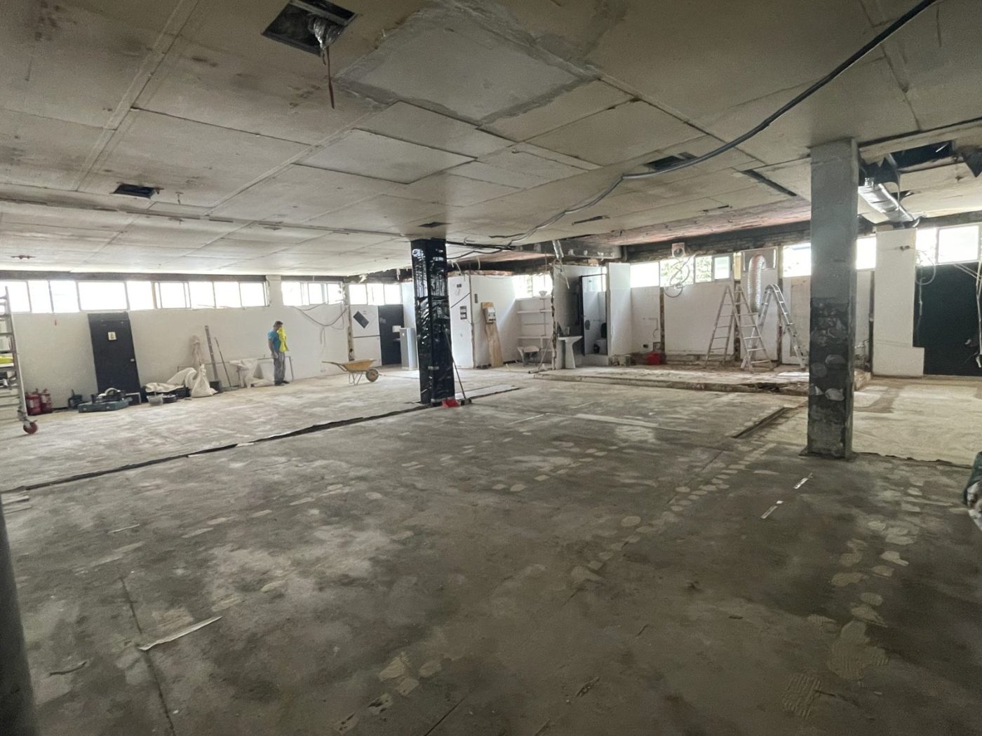 Antes: local diáfano para un apartahotel