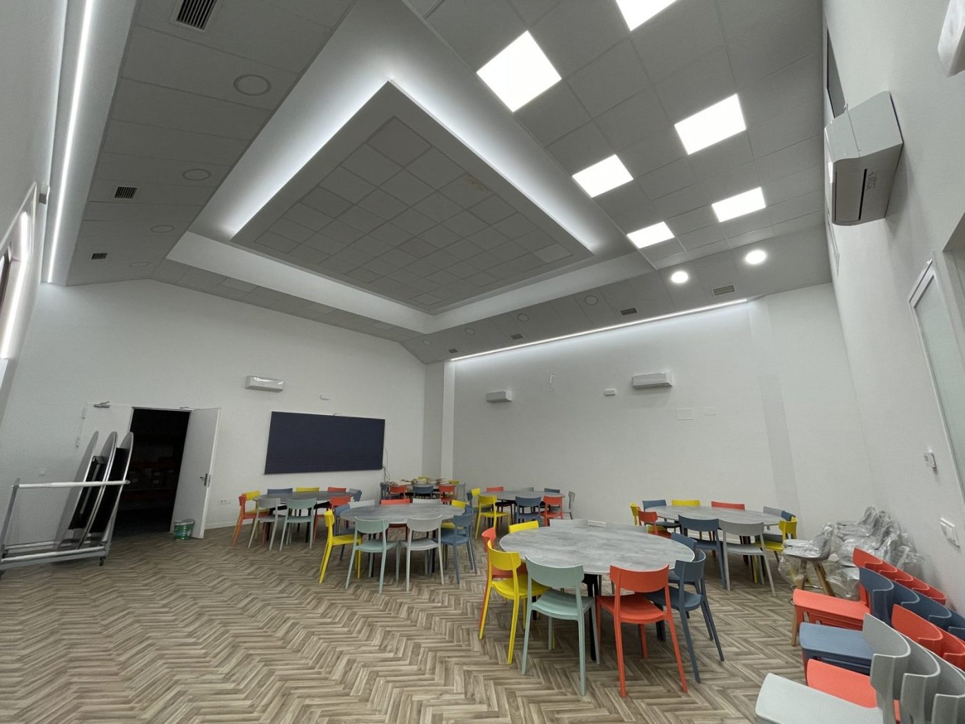 Después: sala de reuniones terminada
